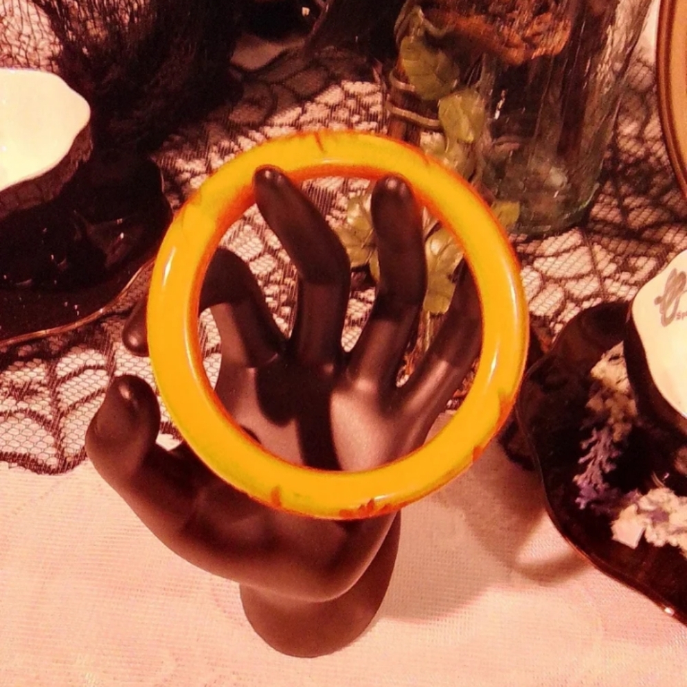 Carved yellow Bakelite bracelet - Picture 4 of 6